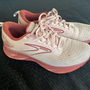 Pink Brooks Levitate 6 women size 9.5